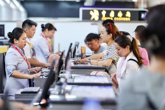 “五一”假期最后一天，海口美兰国际机场迎来返程客流高峰。中新社记者 骆云飞 摄