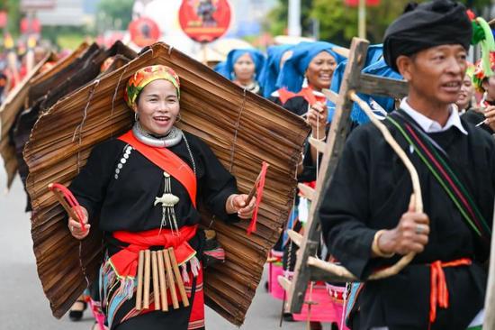 5月3日，佤族司岗里摸你黑狂欢节民族民间文化艺术游演上，薅秧歌方阵展多彩民族风情。中新社记者 李嘉娴 摄
