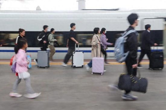 “五一”假期最后一天，长三角铁路迎来返程客流高峰。中新社记者 泱波 摄
