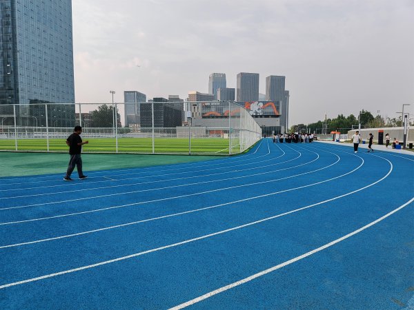 配资世家 通州体育场跑道掉色染蓝鞋底，回应：请放心对人体无害